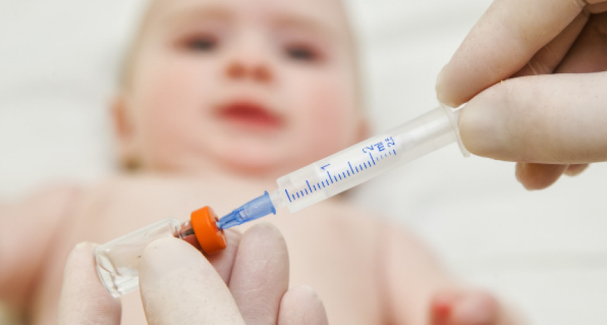 Llevaron a su beb&eacute; para que le dieran la vacuna qu&iacute;ntuple y lo vacunaron contra el coronavirus