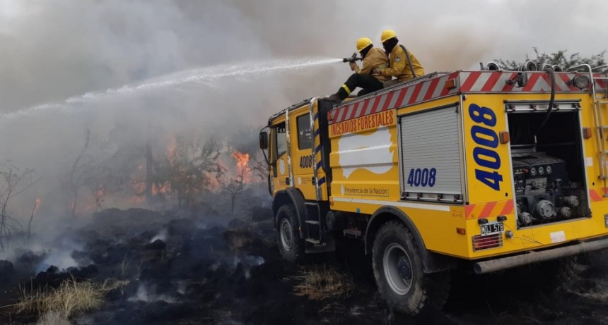 Villa &Aacute;ngela: BOMBEROS CONTIN&Uacute;A EL ARDUO TRABAJO PARA SOFOCAR LAS LLAMAS EN PARAJE "LOS GANSOS"