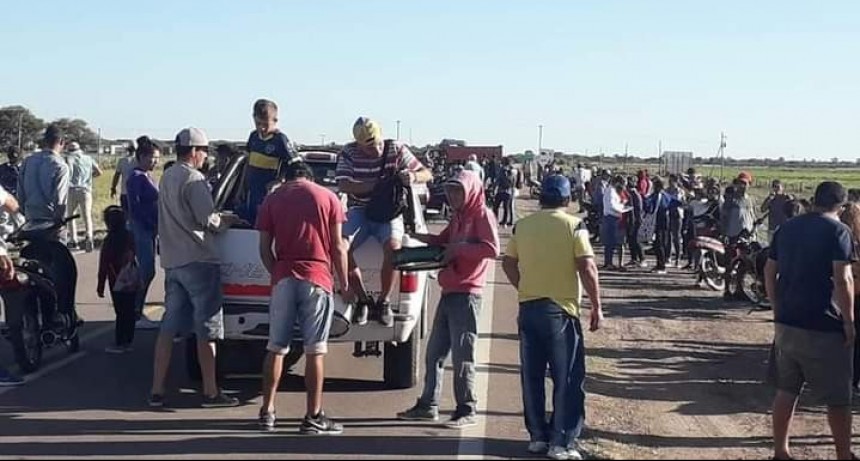 Villa &Aacute;ngela: 150 FAMILIAS SE MANIFESTARON CON UN CORTE DE RUTA EN PEDIDO DE VEREDAS, REFACCIONES PARA ESCUELAS Y VIVIENDA DIGNA | &ldquo;pedimos disculpas a los viajeros, sabemos que no tienen la culpa, pero es la &uacute;nica forma&rdquo;