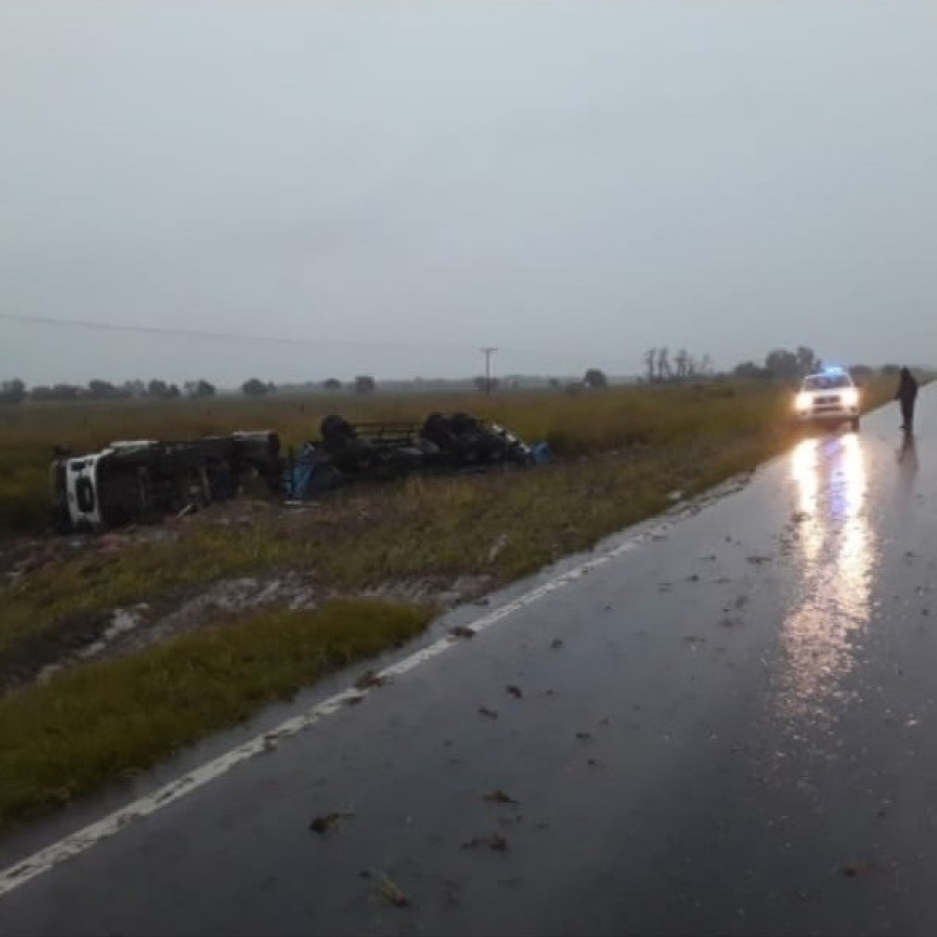 San Bernardo: ACCIDENTE DE TR&Aacute;NSITO EN RUTA N&deg; 95 | UN CAMI&Oacute;N PIERDE EL CONTROL Y VUELCA