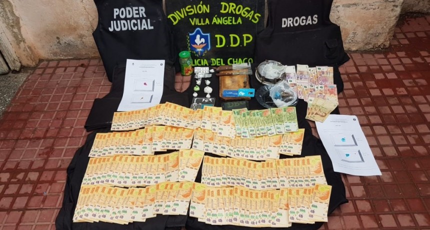 Villa &Aacute;ngela: DETIENEN A UN HOMBRE Y SECUESTRARON COCA&Iacute;NA, MARIHUANA, BALANZA, CELULAR, ENTRE OTROS EFECTOS Y MAS DE 163.000 PESOS EN EFECTIVO.