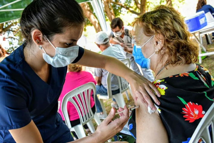 Vacunaci&oacute;n COVID-19: solo aplicar&aacute;n la primera dosis y la segunda se postergar&aacute; por tres meses