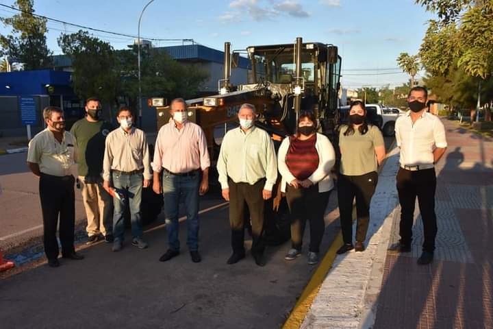 Villa &Aacute;ngela: EL INTENDENTE PAPP PRESENT&Oacute; UNA NUEVA MOTONIVELADORA ADQUIRIDA CON RECURSOS MUNICIPALES