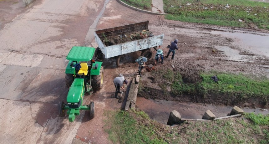 Villa &Aacute;ngela: EL MUNICIPIO CONTIN&Uacute;A CON LA LIMPIEZA DE DESAG&Uuml;ES