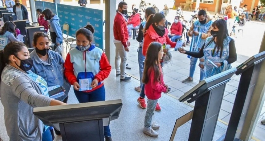 M&aacute;s de 700 j&oacute;venes accedieron a la SUBE Estudiantil