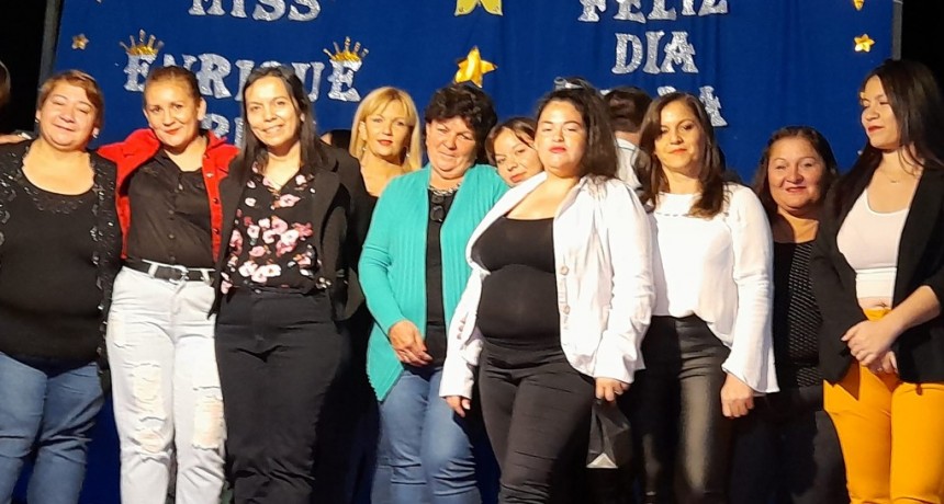 Enrique Urien: NOCHE DE HOMENAJE A LAS MUJERES Y HOMBRES, CON REGALOS Y CORONACION DE REINA.