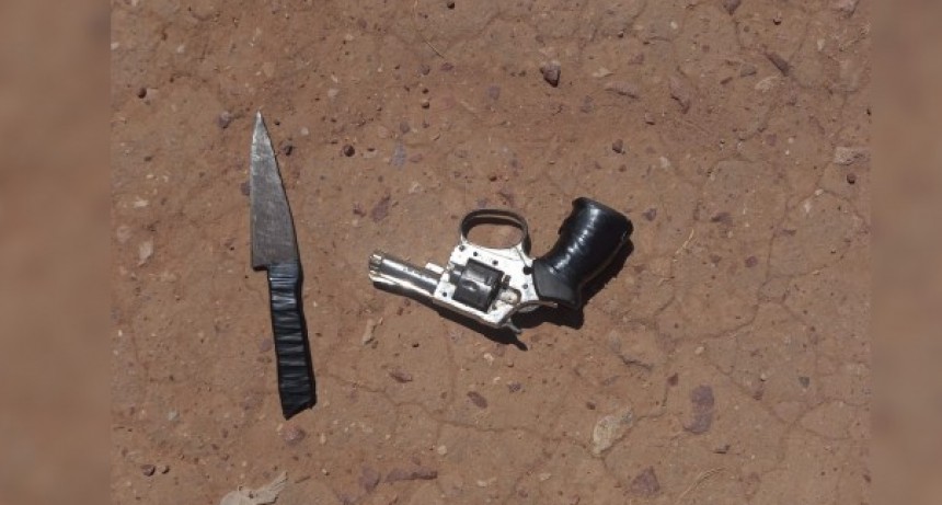 Las Bre&ntilde;as: Un hombre de 25 a&ntilde;os fue detenido por circular en plena calle con un arma de fuego y un cuchillo