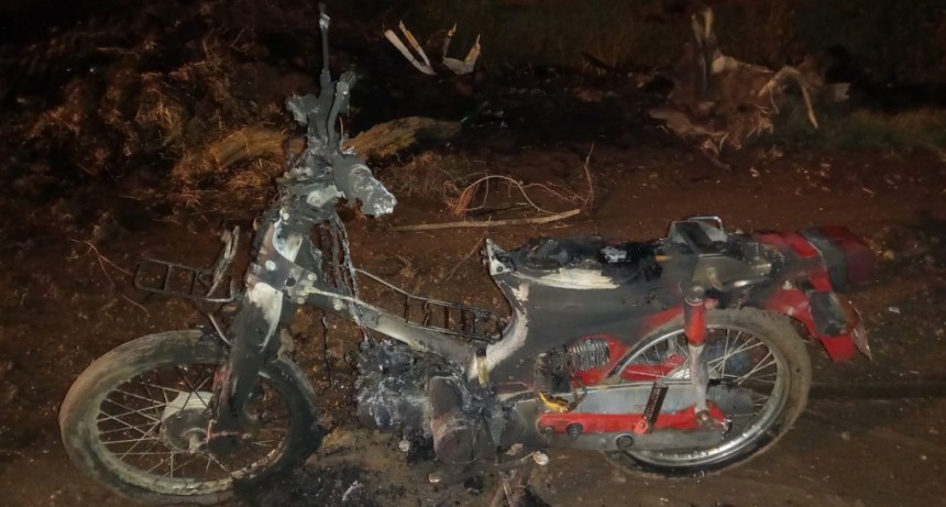 Villa &Aacute;ngela: HABR&Iacute;A INCENDIADO SU PROPIA MOTO, LOS VECINOS CONTROLARON EL FUEGO