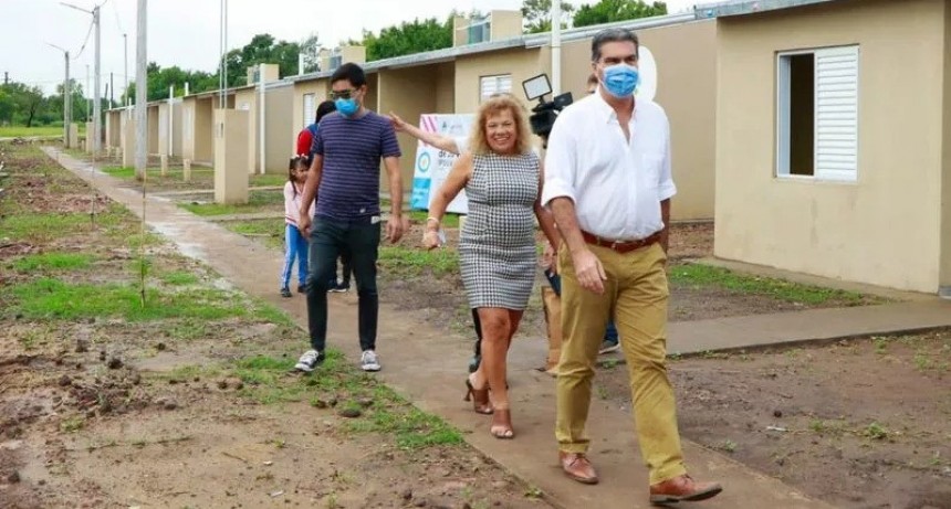 Capitanich entreg&oacute; 12 viviendas en Colonia Unidas