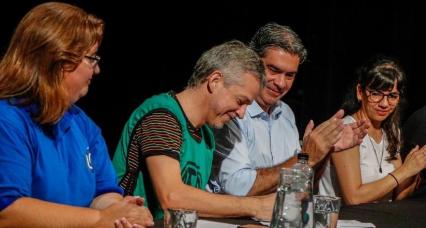 HIST&Oacute;RICO: EL GOBIERNO Y GREMIOS FIRMARON EL PRIMER CONVENIO COLECTIVO DE TRABAJO DE LA PROVINCIA