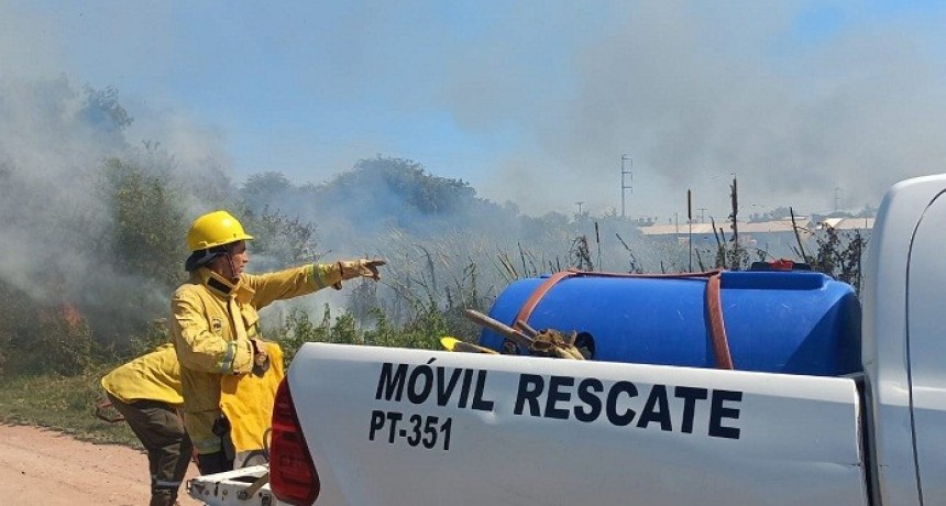 Villa &Aacute;ngela: BOMBEROS EXTINGUI&Oacute; UN INCENDIO DE PASTIZALES EN UN TERRENO LINDANTE CON LA ESCUELA N&ordm; 837 