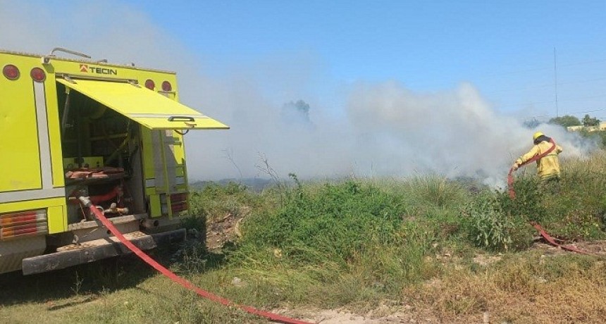 Villa &Aacute;ngela: NUEVO INCENDIO DE PASTIZALES Y RESIDUOS PROVOCO LA QUEMA DE UN TERRENO DE 1 HECTAREA 