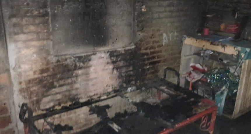Villa &Aacute;ngela: VECINOS Y BOMBEROS LOGRAN EXTINGUIR EL FUEGO EN UNA VIVIENDA  