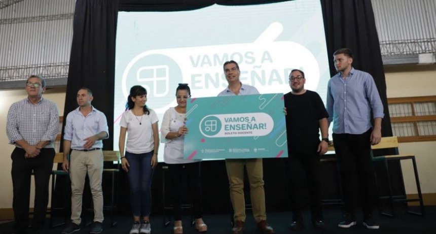&ldquo;VAMOS A ENSE&Ntilde;AR&rdquo;: CAPITANICH ENTREG&Oacute; LOS PRIMEROS BOLETOS GRATUITOS DE MEDIA DISTANCIA PARA DOCENTES