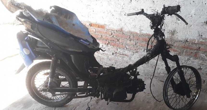 Villa &Aacute;ngela: Se incendi&oacute; el motor y asiento de una motocicleta 