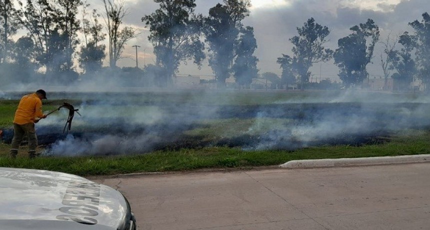 Villa &Aacute;ngela: BOMBEROS SOFOCARON EL INCENDIO DE VEGETACI&Oacute;N SECA EN TERRENO BALD&Iacute;O 