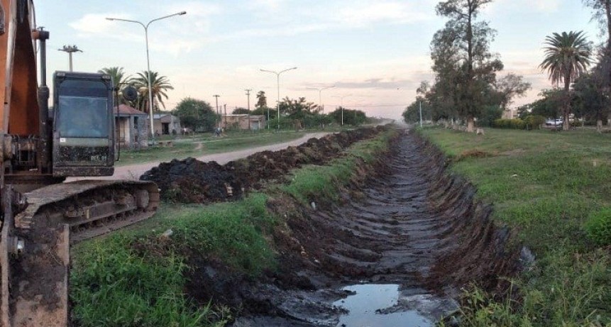 Villa &Aacute;ngela: EL INTENDENTE ADALBERTO PAPP VALOR&Oacute; EL TRABAJO DE LIMPIEZA DE CANALES 