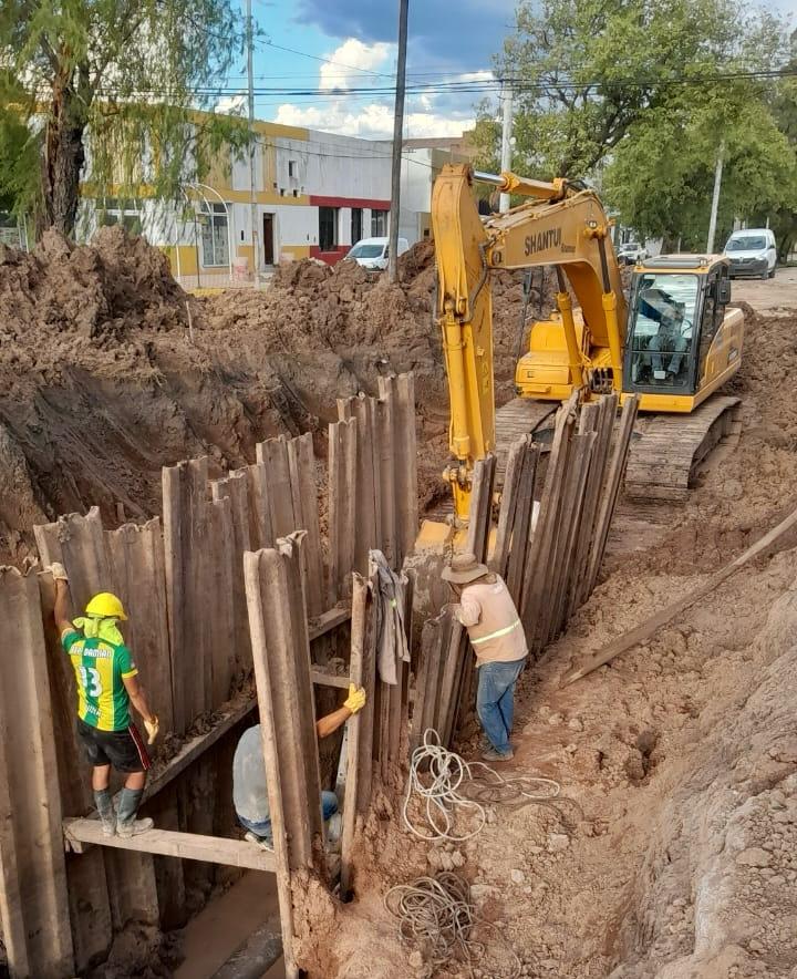 VILLA ÁNGELA: TRAS AÑOS SIN RESPUESTAS, SAMEEP LLEVÓ ADELANTE EL REEMPLAZO DE CAÑERÍAS DEL SISTEMA CLOACAL PRINCIPAL