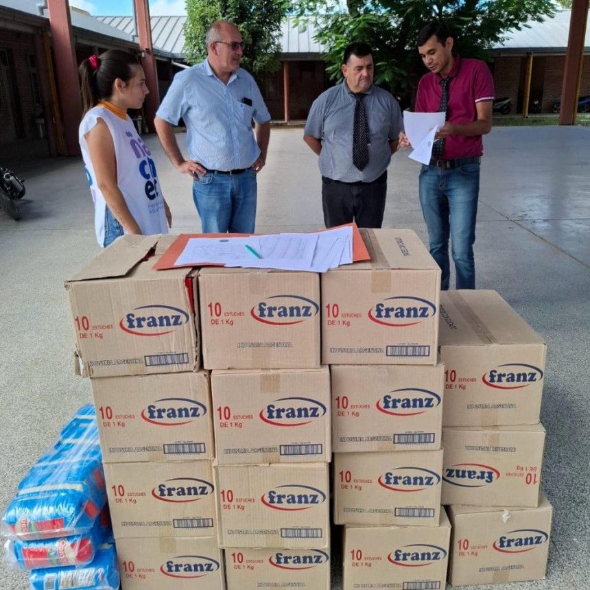 LA LECHE LLEG&Oacute; A LAS ESCUELAS DE EL IMPENETRABLE, ANTES DEL INICIO DE CLASES