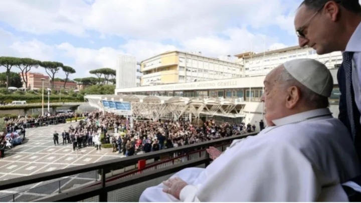 EL PAPA ESTUVO A PUNTO DE MORIR": ESCALOFRIANTE REVELACI&Oacute;N DEL JEFE DEL EQUIPO M&Eacute;DICO QUE LO ATENDI&Oacute; 
