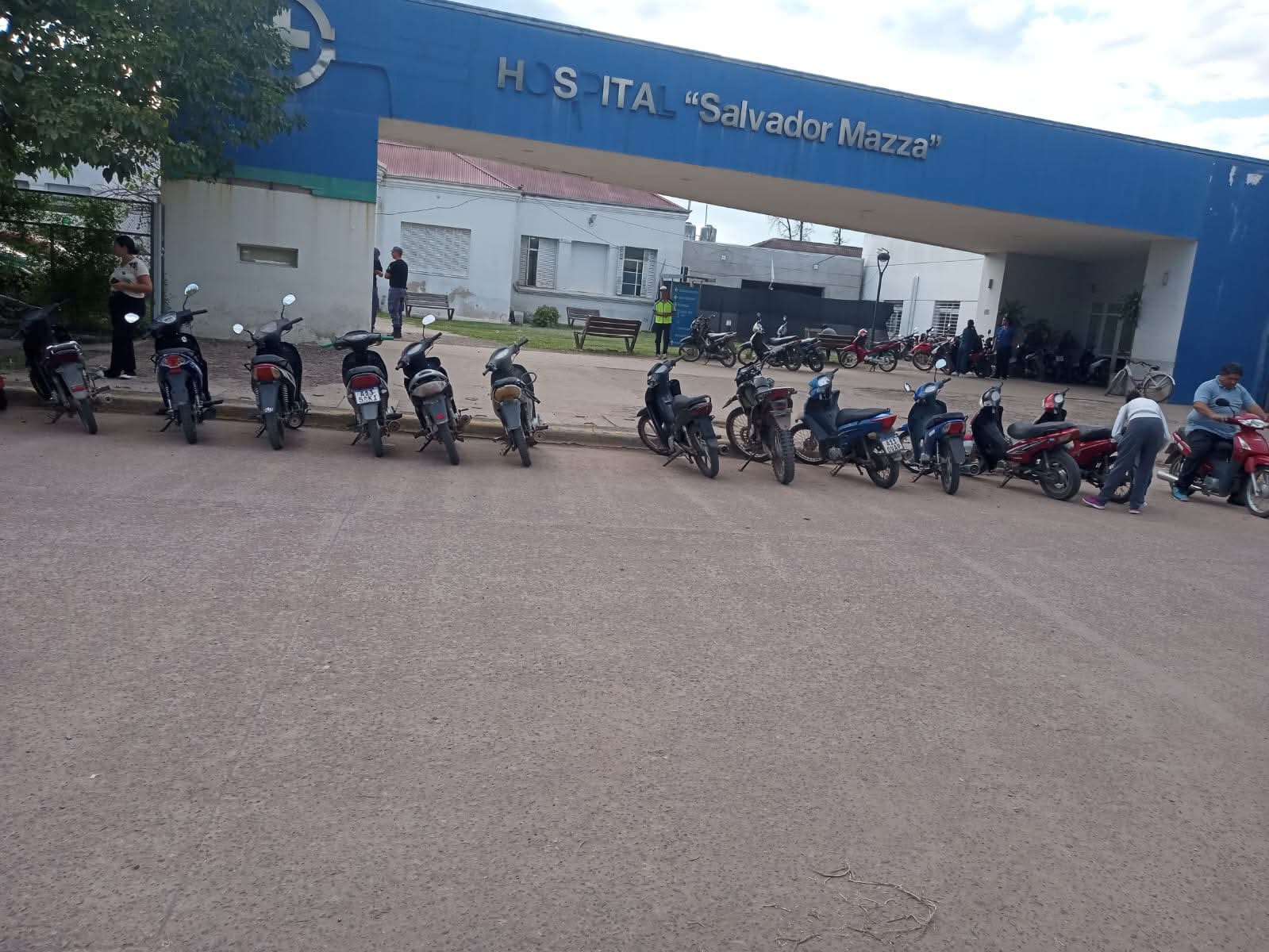 INSPECTORES DE TR&Aacute;NSITO ORGANIZAN EL ESTACIONAMIENTO FRENTE AL HOSPITAL "DR. SALVADOR MAZZA"