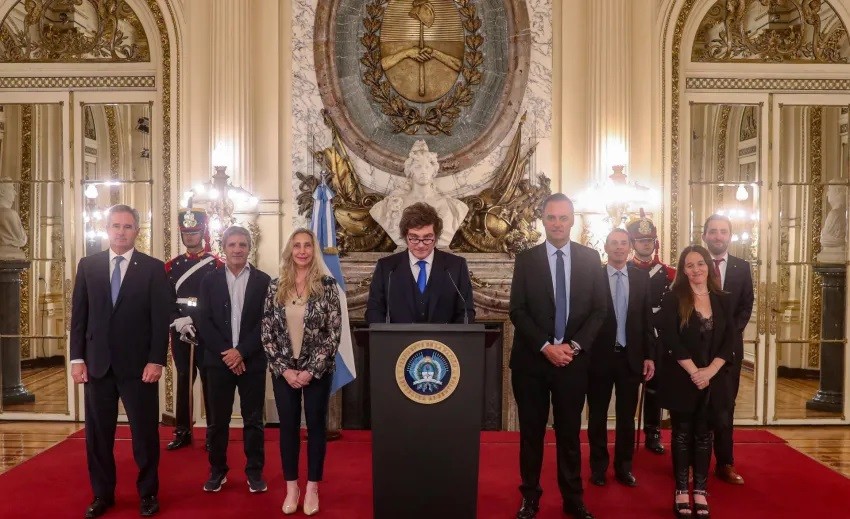 Tras el fallo por YPF, el Gobierno apunt&oacute; al kirchnerismo y habl&oacute; de "alianzas con Maduro"