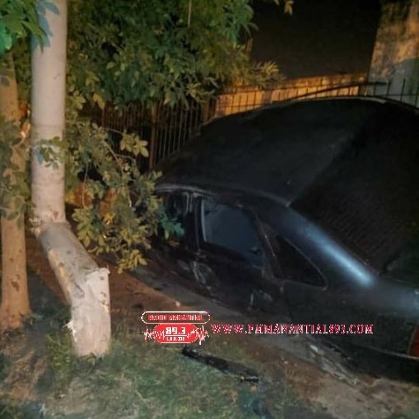 VILLA &Aacute;NGELA: ESPECTACULAR ACCIDENTE, EL AUTO QUED&Oacute; APOYADO EN DOS RUEDAS EN LAS REJAS DE UNA CASA