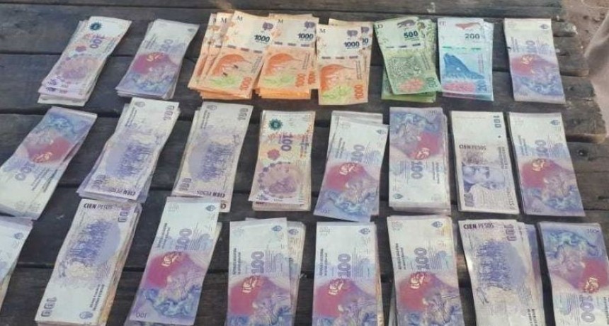 Las Bre&ntilde;as: Encontr&oacute; dinero que habr&iacute;a sustra&iacute;do su hermano y lo devolvi&oacute;