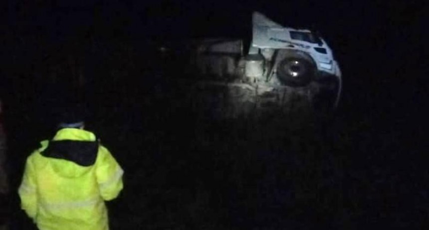 Se durmi&oacute; en la ruta 16 y termin&oacute; con su cami&oacute;n volcado