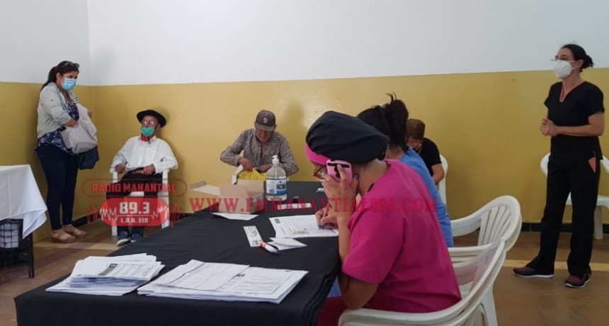 Villa &Aacute;ngela: Gustavo Herrera, Director de Zona Sanitaria destac&oacute;  el normal desarrollo y  gran afluencia de la comunidad para recibir la Vacuna contra el Covid-19