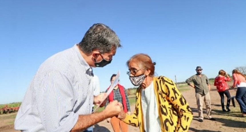 Arraigo a la tierra: Capitanich entreg&oacute; 69 t&iacute;tulos de propiedad a peque&ntilde;os y medianos productores