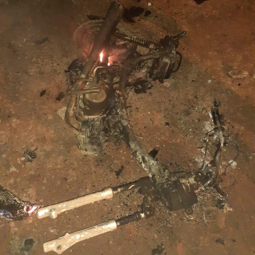 San Bernardo: VECINOS AVISAN QUE SE QUEMABA UNA MOTOCICLETA EN LA V&Iacute;A P&Uacute;BLICA
