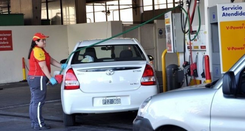 Prorrogan suba de impuestos en los combustibles que posterga un nuevo aumento en precios