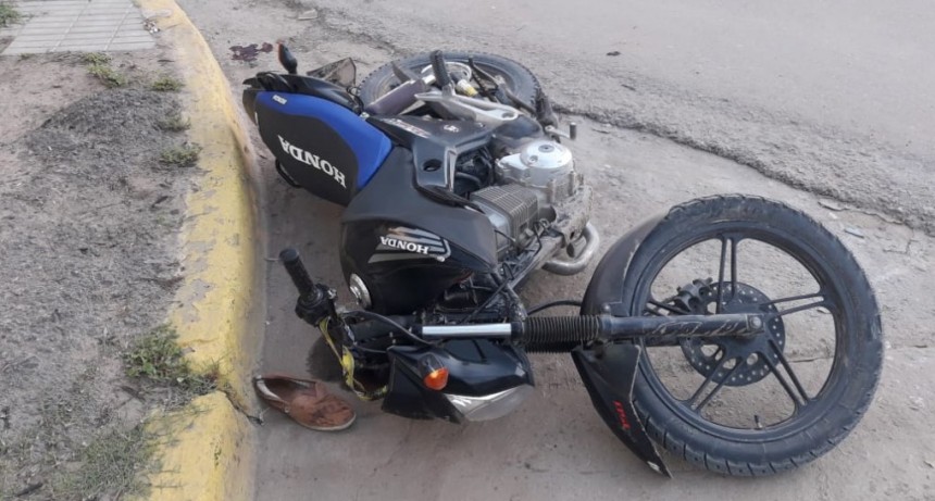 Villa &Aacute;ngela: El choque entre un Auto y un Moto dejo dos J&oacute;venes  con lesiones Graves