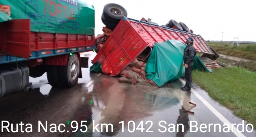 LLEG&Oacute; LA LLUVIA Y LA RUTA N&deg; 95 YA TIENE NUEVAS V&Iacute;CTIMAS, UN CAMI&Oacute;N DESPIST&Oacute; Y VOLC&Oacute; SU CARGA