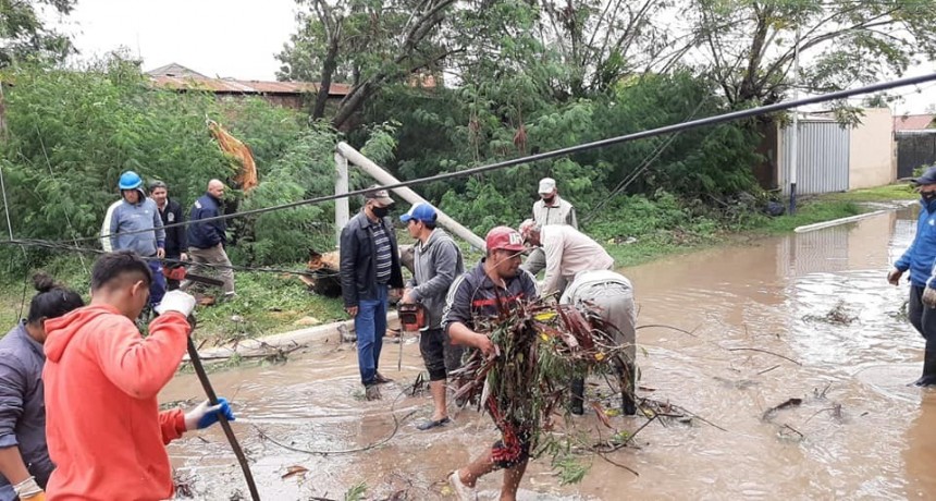 Villa &Aacute;ngela: EL INTENDENTE Y FUNCIONARIOS RECORRIERON LA CIUDAD Y TRABAJAN SOBRE LOS DA&Ntilde;OS QUE PRODUJO LA TORMENTA | &ldquo;estamos evaluando y viendo c&oacute;mo solucionar los problemas porque son bastantes&rdquo; Expres&oacute; Papp.