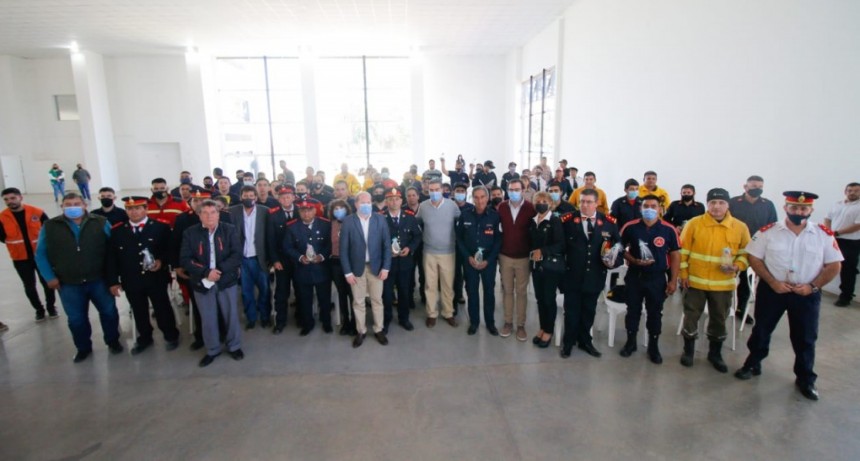 EL GOBIERNO RECONOCI&Oacute; A BOMBEROS QUE COMBATIERON LOS INCENDIOS EN CORRIENTES Y ENTREGAR&Aacute; EQUIPAMIENTO PARA LOS CUARTELES