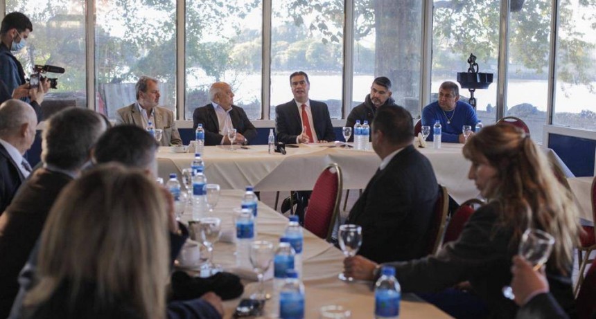 Capitanich y trabajadores mar&iacute;timos acuerdan agenda para impulsar la reactivaci&oacute;n de la hidrov&iacute;a Paran&aacute;-Paraguay