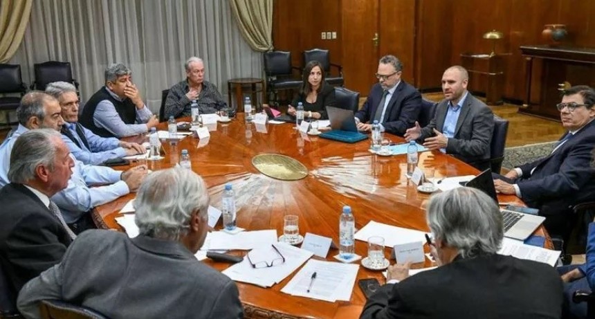 Gobierno, CGT y empresarios acordaron anticipar paritarias