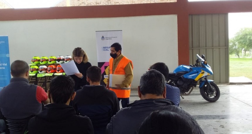 Villa &Aacute;ngela: SE LLEV&Oacute; ADELANTE LA CAPACITACI&Oacute;N VIAL PARA TRABAJADORES MOTORIZADOS EN LA E.E.T. N&deg;25