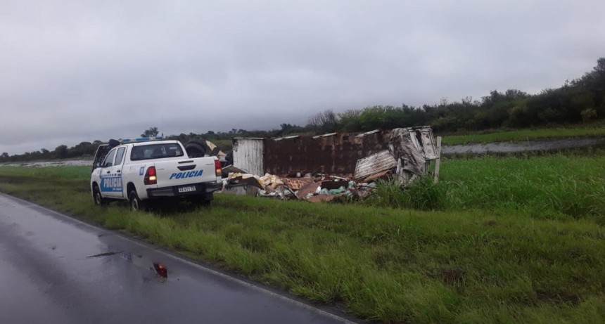 San Bernardo: SINIESTRO VIAL EN RUTA PROVINCIAL N&deg;6 | UN CAMI&Oacute;N PERDI&Oacute; EL CONTROL Y VOLC&Oacute; QUEDANDO A LA VERA DE LA RUTA