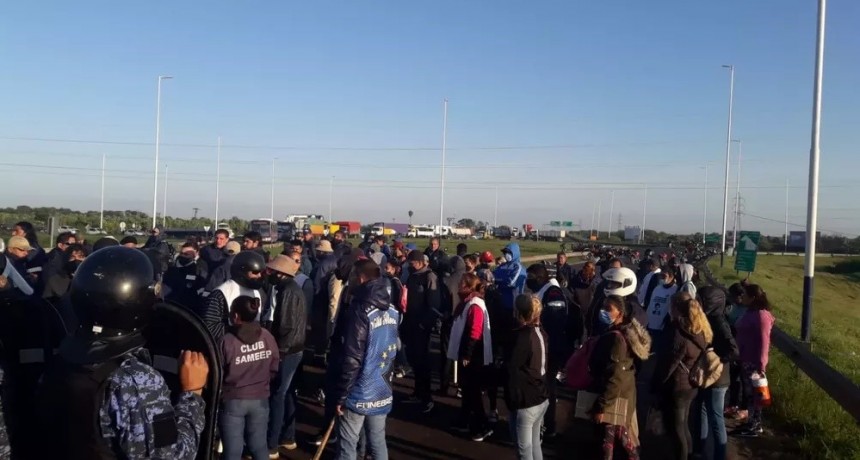 Manifestantes interrumpen el acceso a Corrientes