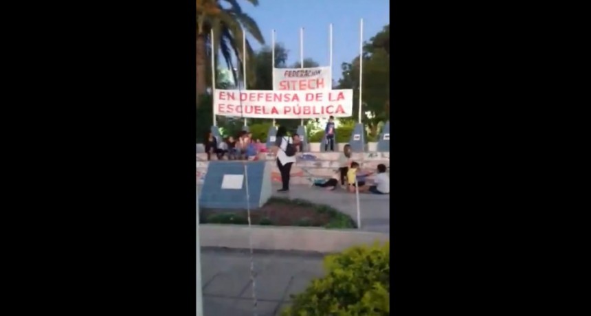 San Bernardo: FEDERACI&Oacute;N SITECH ACOMPA&Ntilde;A A LA LUCHA DE PADRES, DOCENTES Y ALUMNOS EN CONTRA DE LOS CIERRES DE GRADOS, SECCIONES Y HORAS C&Aacute;TEDRAS REALIZANDO UN ACAMPE.