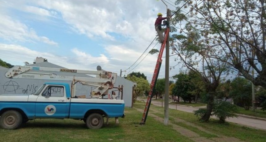 Villa &Aacute;ngela: EL MUNICIPIO REALIZA MEJORAS DE LUMINARIAS P&Uacute;BLICAS Y DESARROLLA TAREAS DE MANTENIMIENTO EN LA CIUDAD