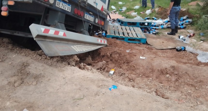 Barranqueras: cay&oacute; la carga de un cami&oacute;n y vecinos se llevaron gaseosas y agua