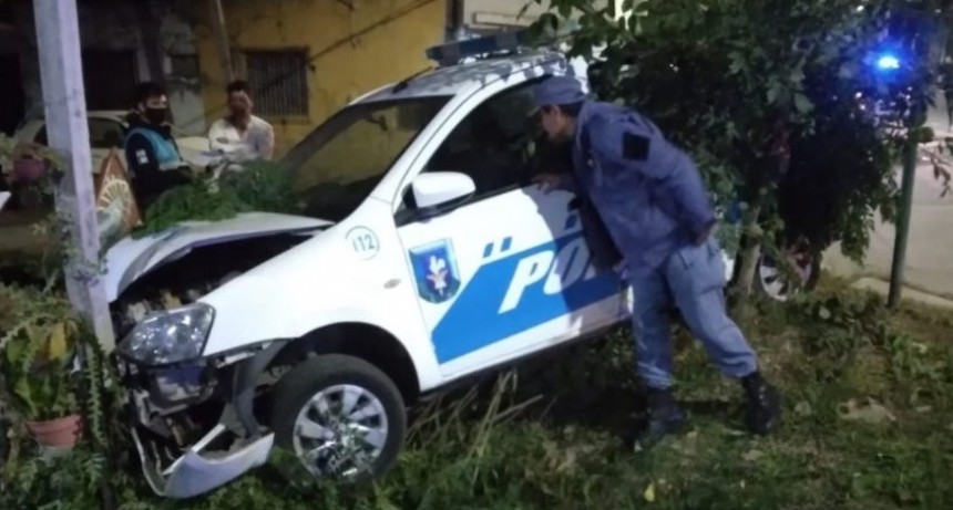 Resistencia: Patrullero perdi&oacute; el control y termin&oacute; chocando la columna de una casa: dijeron que persegu&iacute;a una moto