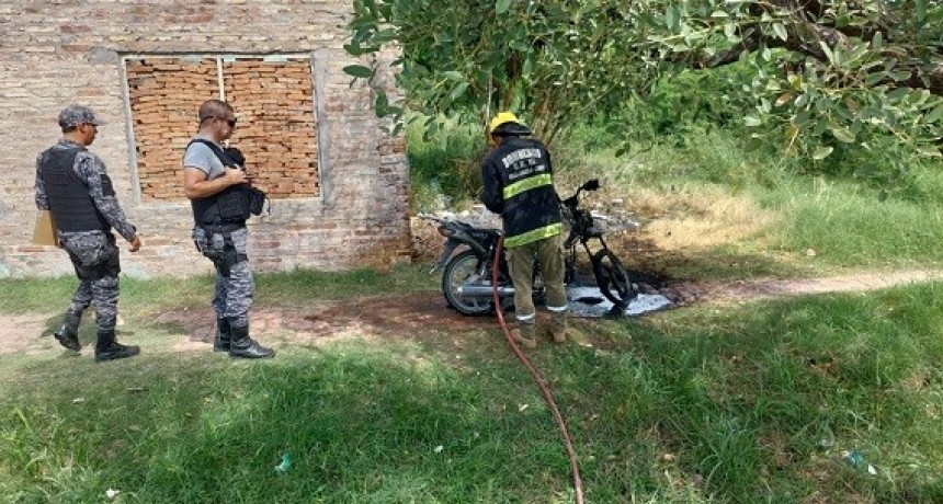 Villa &Aacute;ngela: BOMBEROS JUNTO A PERSONAL DEL 911 SOFOCARON EL INCENDIO DE UNA MOTOCICLETA 