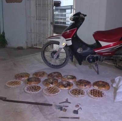 Villa Angela: INTENT&Oacute; ROBAR ROSCAS DULCES Y PASTAFROLAS