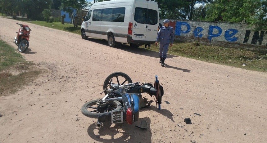 Villa Berthet: UNA MOTOCICLISTA  RESULT&Oacute; CON EXCORIACIONES LEVES TRAS COLISIONAR CON UNA TRAFIC