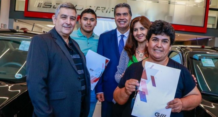 EL GOBERNADOR ENTREG&Oacute; LOS AUTOS DEL SORTEO &ldquo;COMPR&Aacute; EN TU CIUDAD&rdquo;